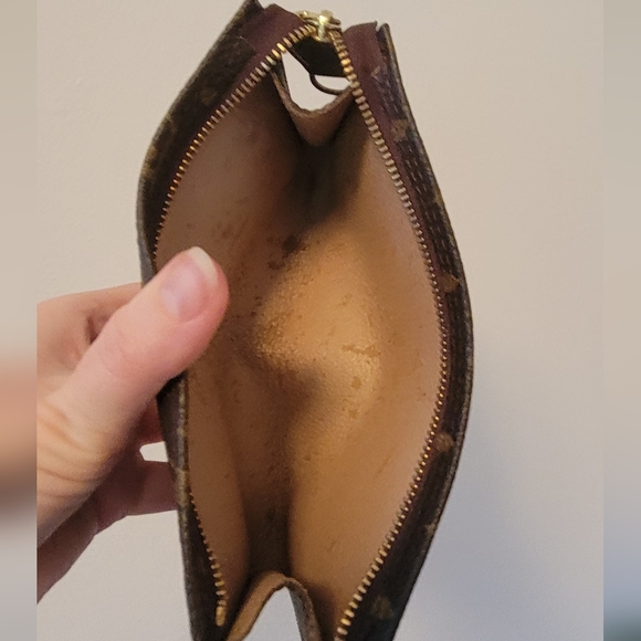 100% Authentic Louis Vuitton Monogram Pouch - Picture 12 of 13